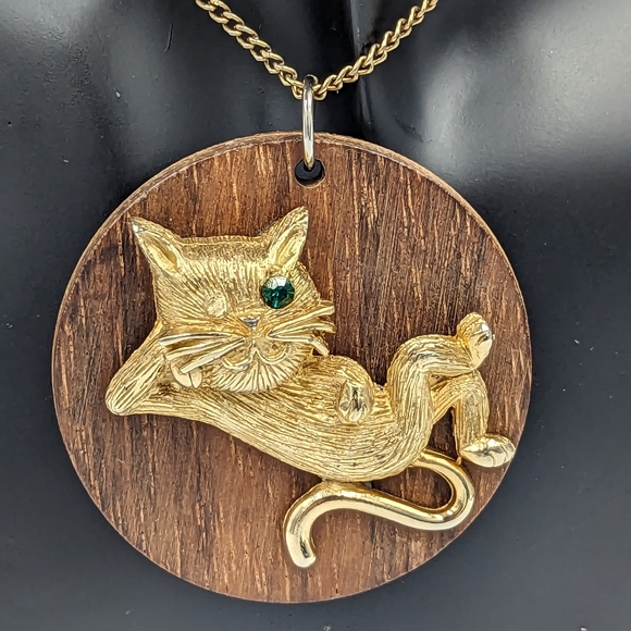 Winking Cat Pendant Wood Base Green Rhinestone Gold Tone Vintage Retro Unsigned - Picture 4 of 15